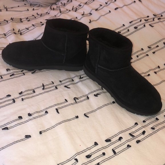 EUC SHORT BLACK UGGS - Picture 2 of 6